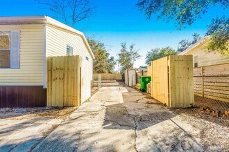 211 Evergreen Dr in Mary Esther, FL - Building Photo - Building Photo