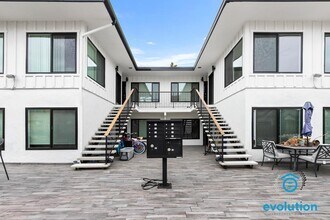 734-740.5-7405 Jamaica Ct in San Diego, CA - Building Photo - Building Photo