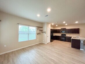 7206 Hibiscus Falls in San Antonio, TX - Foto de edificio - Building Photo