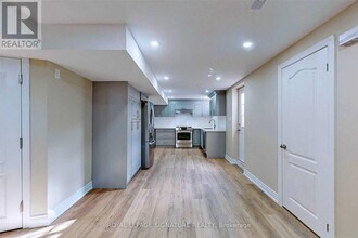 6094 Prairie Cir in Mississauga, ON - Building Photo - Building Photo