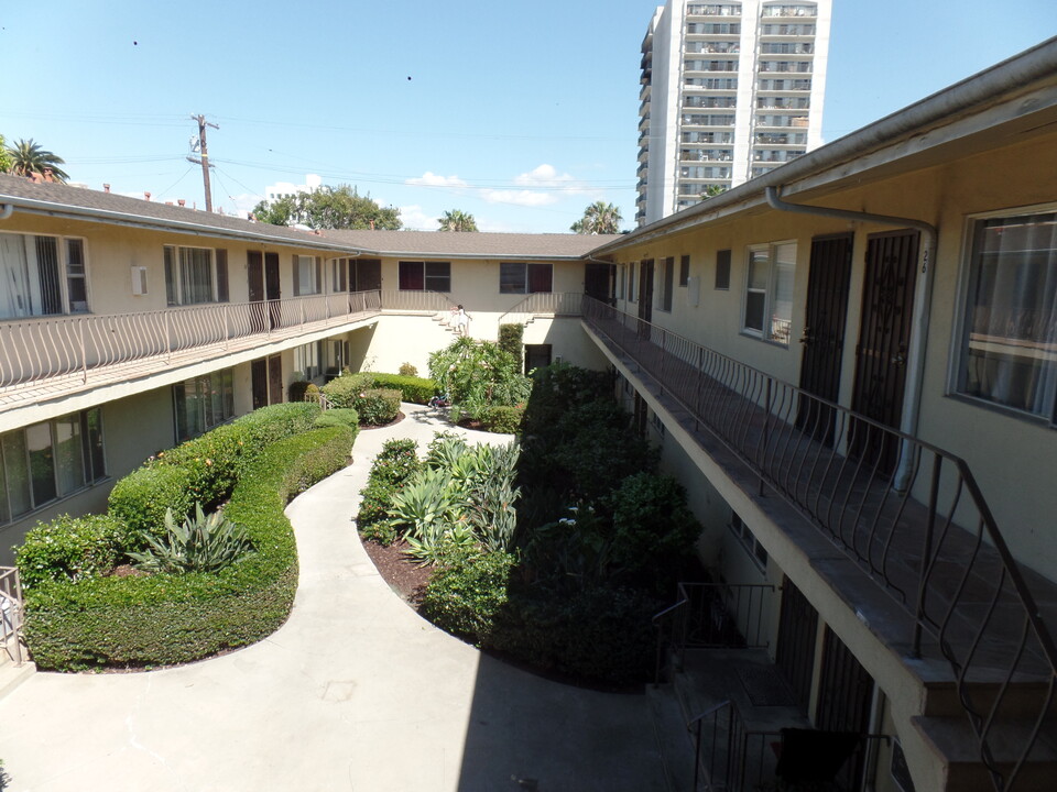 728 Cedar Ave, Unit 28 in Long Beach, CA - Building Photo