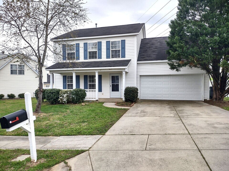 2111 Pimpernel Rd in Charlotte, NC - Building Photo