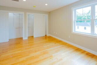 63 Bacon St, Unit 2 in Waltham, MA - Foto de edificio - Building Photo