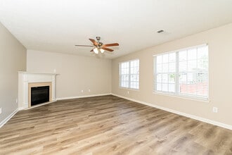 313 Sarasota Ln in Locust Grove, GA - Foto de edificio - Building Photo