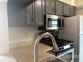 1709 Woodbridge Commons Way in Woodbridge Township, NJ - Building Photo - Building Photo