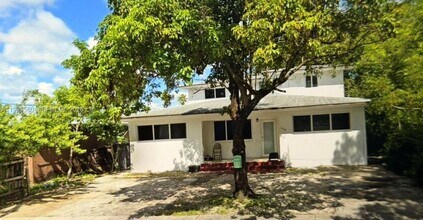 2165 Washington Ave in Opa Locka, FL - Foto de edificio - Building Photo