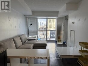 400 Adelaide St E in Toronto, ON - Building Photo - Building Photo