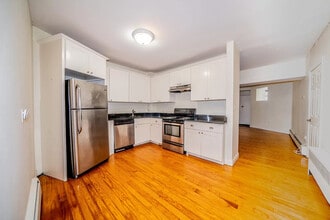 1728 Beacon St in Brookline, MA - Foto de edificio - Building Photo