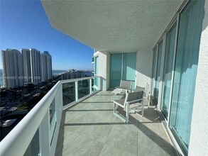 16400 Collins Ave in Sunny Isles Beach, FL - Foto de edificio - Building Photo