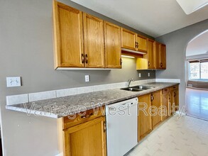 375 Wallace Rd in Kelowna, BC - Building Photo - Building Photo