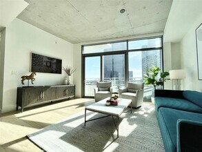 1801 N Pearl St, Unit 2204 in Dallas, TX - Building Photo - Building Photo