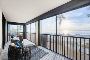 9715 Gulf Shore Dr in Naples, FL - Building Photo