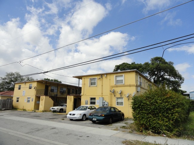 1259-1279 NW 58th Ter in Miami, FL - Foto de edificio - Building Photo