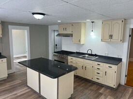 118 Riddle St in Manchester, NH - Building Photo