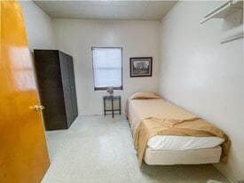 712 W Walnut St in Loving, NM - Building Photo