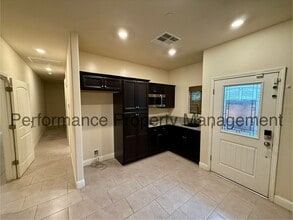 3815 Lynwood Way in Shafter, CA - Building Photo - Building Photo