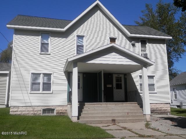 260 3rd St in Manistee, MI - Building Photo