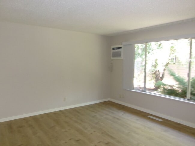 317 Bessie St in Medford, OR - Building Photo - Building Photo