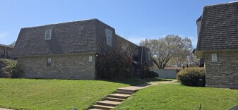 235 Vista Way in Benbrook, TX - Building Photo
