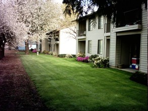 Chestnut Place in Milwaukie, OR - Building Photo - Building Photo