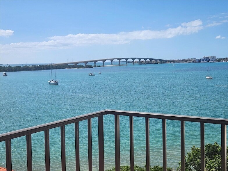 6295 Bahia Del Mar Cir, Unit 507 in St. Petersburg, FL - Building Photo