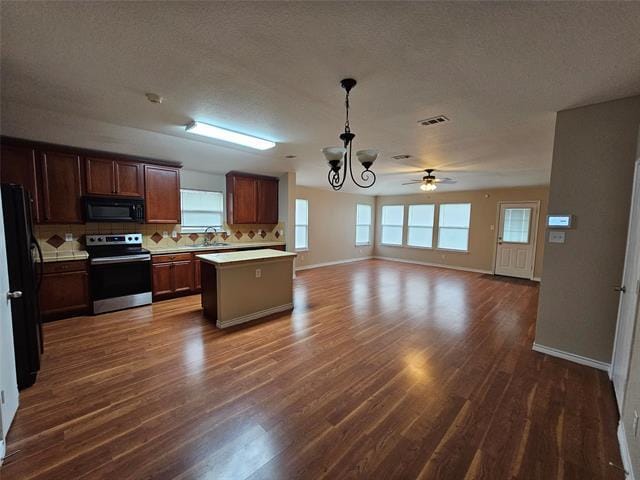 605 Snowy Orchid Dr in Desoto, TX - Building Photo - Building Photo
