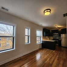2211 W Eastwood Ave, Unit 3 in Chicago, IL - Building Photo - Building Photo