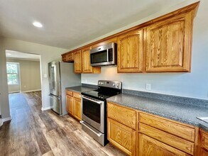 2048 Michael Dr in Pittsburgh, PA - Building Photo - Building Photo