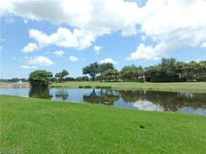 1985 Crestview Way in Naples, FL - Foto de edificio - Building Photo