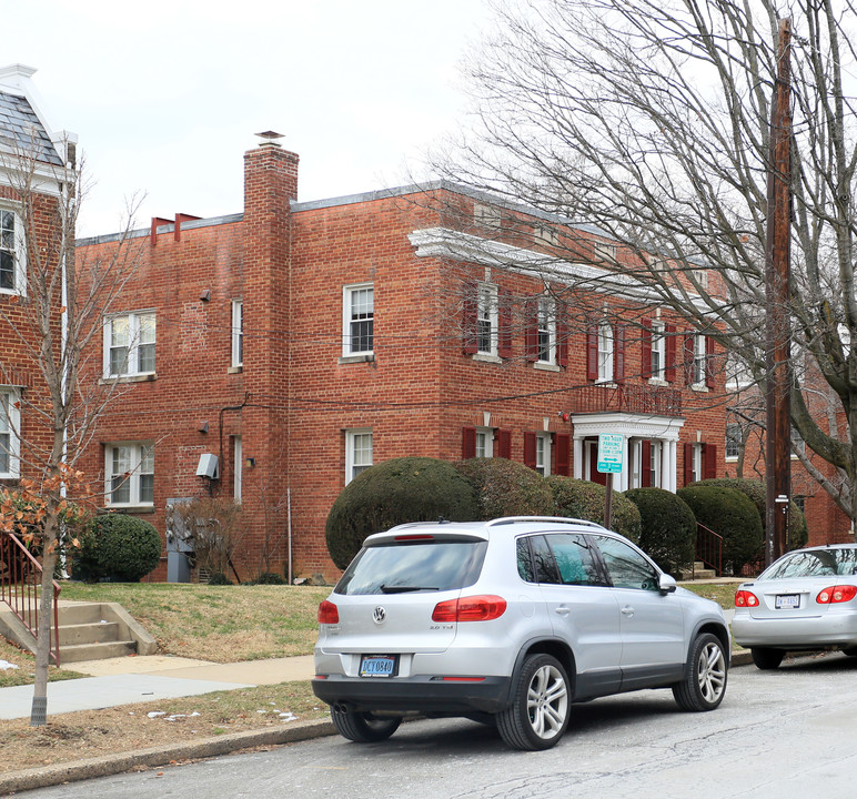 2346 40th St NW in Washington, DC - Foto de edificio