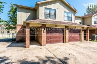 686 W Martha Dr in Fayetteville, AR - Building Photo