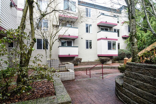 18102 15th Ave NE in Seattle, WA - Building Photo - Building Photo