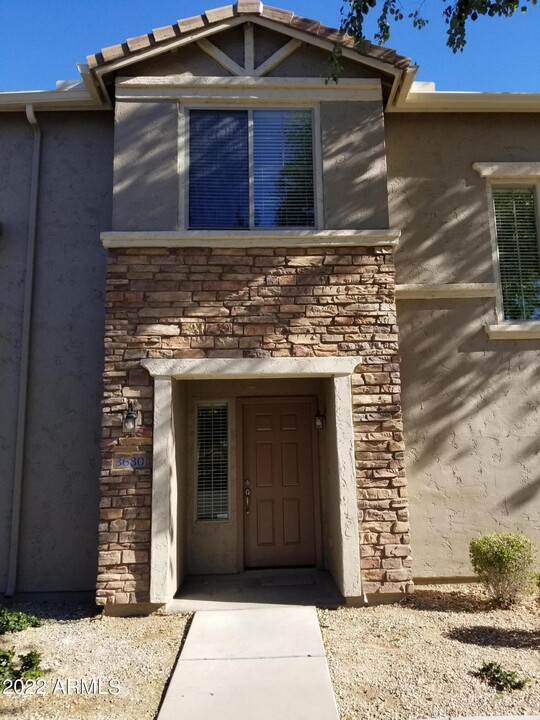 3680 W Muirfield Ct in New River, AZ - Foto de edificio