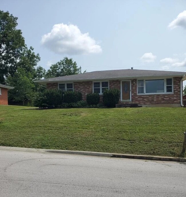 1951 Elmwood Dr E in Quincy, IL - Building Photo - Building Photo