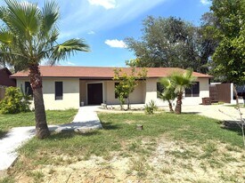 608 Sesame Ln in Laredo, TX - Building Photo