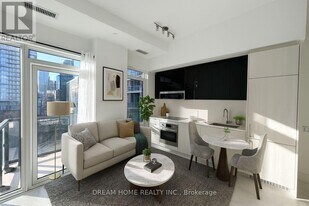 308 Jarvis St in Toronto, ON - Building Photo