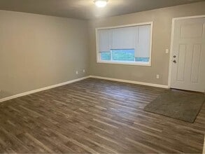 210 2nd St SE in Pelican Rapids, MN - Foto de edificio - Building Photo