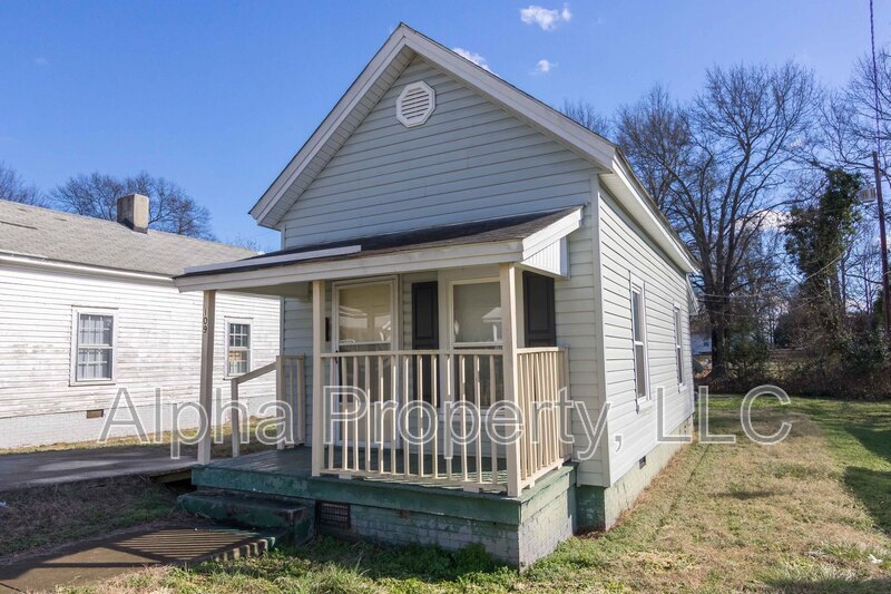 109 4th St in Fountain Inn, SC - Building Photo