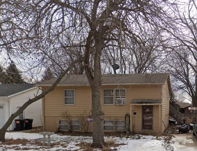 property at 605 E Maple St