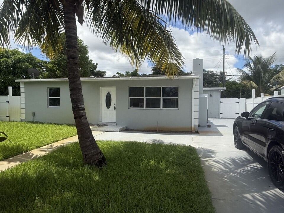 2329 Fairway Dr in West Palm Beach, FL - Building Photo