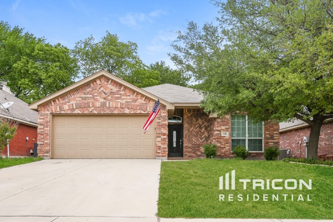 648 Clearbrook St in Azle, TX - Building Photo