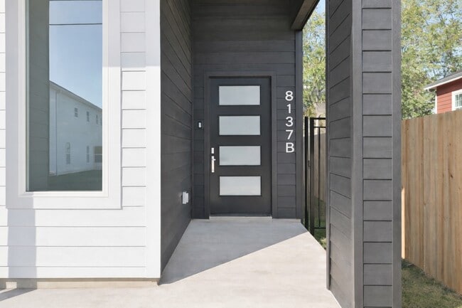 8137 Cabot St in Houston, TX - Foto de edificio - Building Photo