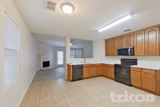 1242 Yukon Dr in Glenn Heights, TX - Foto de edificio - Building Photo