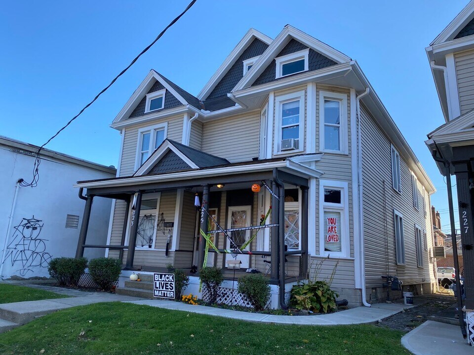 223-225-225 W 8th Ave in Columbus, OH - Building Photo