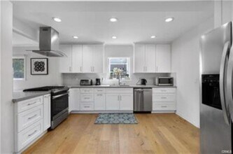 22335 Kittridge St in Los Angeles, CA - Building Photo - Building Photo