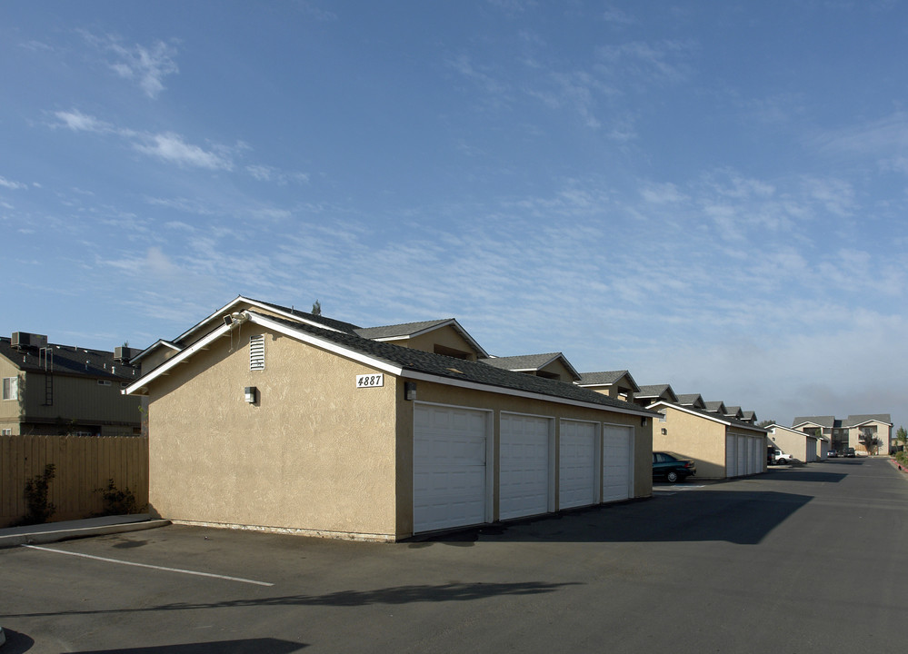 4887 N Polk Ave in Fresno, CA - Foto de edificio