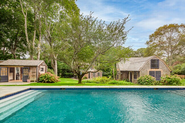 95 Cove Hollow Rd in East Hampton, NY - Building Photo - Building Photo