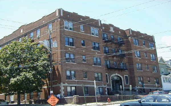 Top Hill Manor in Passaic, NJ - Building Photo