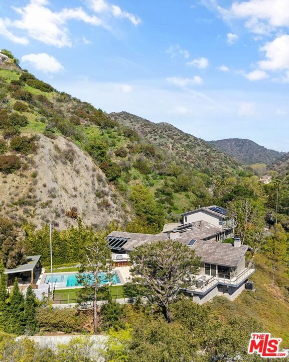 1255 N Bundy Dr in Los Angeles, CA - Building Photo - Building Photo