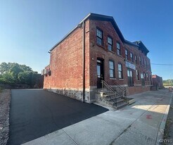 106 Hotel St in Utica, NY - Building Photo